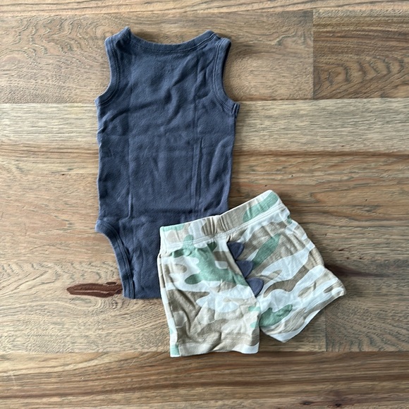Carters 2-piece Dinosaur Bodysuit and Short Set - Picture 2 of 4